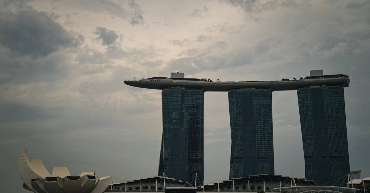 Архитектурный дизайн элитного казино с игровыми столами рулетки